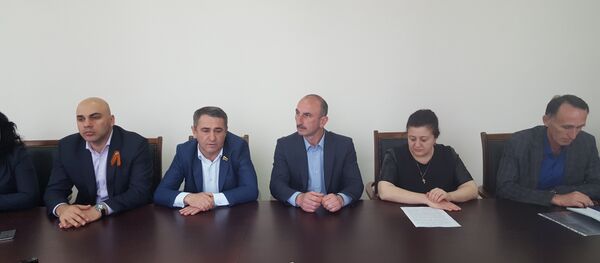 Лидеры партий Единство народа, Ныхас, Народной партии Лидеры партий Единство народа, Ныхас, Народной партии - Sputnik Южная Осетия