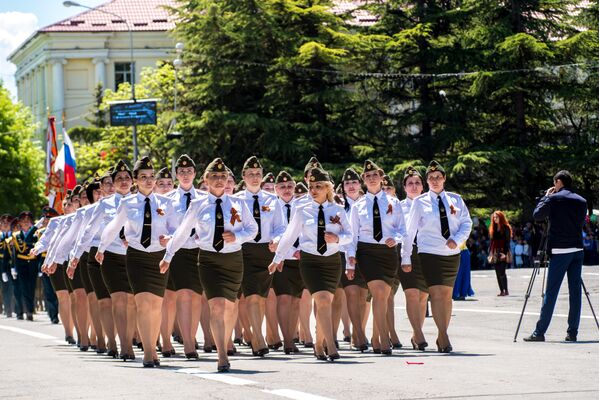 Второй год в Южной Осетии в параде участвуют женские парадные расчеты МО и МВД. - Sputnik Южная Осетия