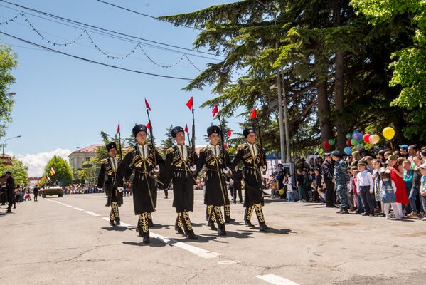 В военном параде приняли участие около тысячи российских и югоосетинских военнослужащих. - Sputnik Южная Осетия