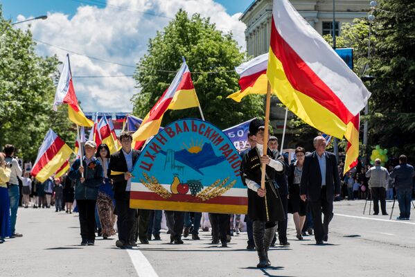 Военный парад продолжился демонстрацией жителей районов республики. - Sputnik Южная Осетия
