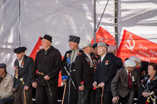 Ветераны наблюдали за парадом со специально построенной трибуны. - Sputnik Южная Осетия