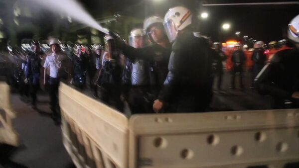 Бразильские полицейские газом разгоняли сторонников Роуссефф у здания сената - Sputnik Южная Осетия
