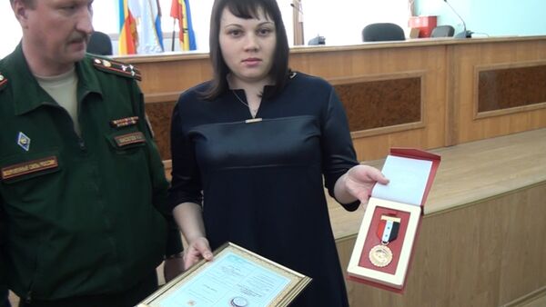 Медаль Вооруженных Сил Сирии вручена вдове российского матроса Позынича - Sputnik Южная Осетия