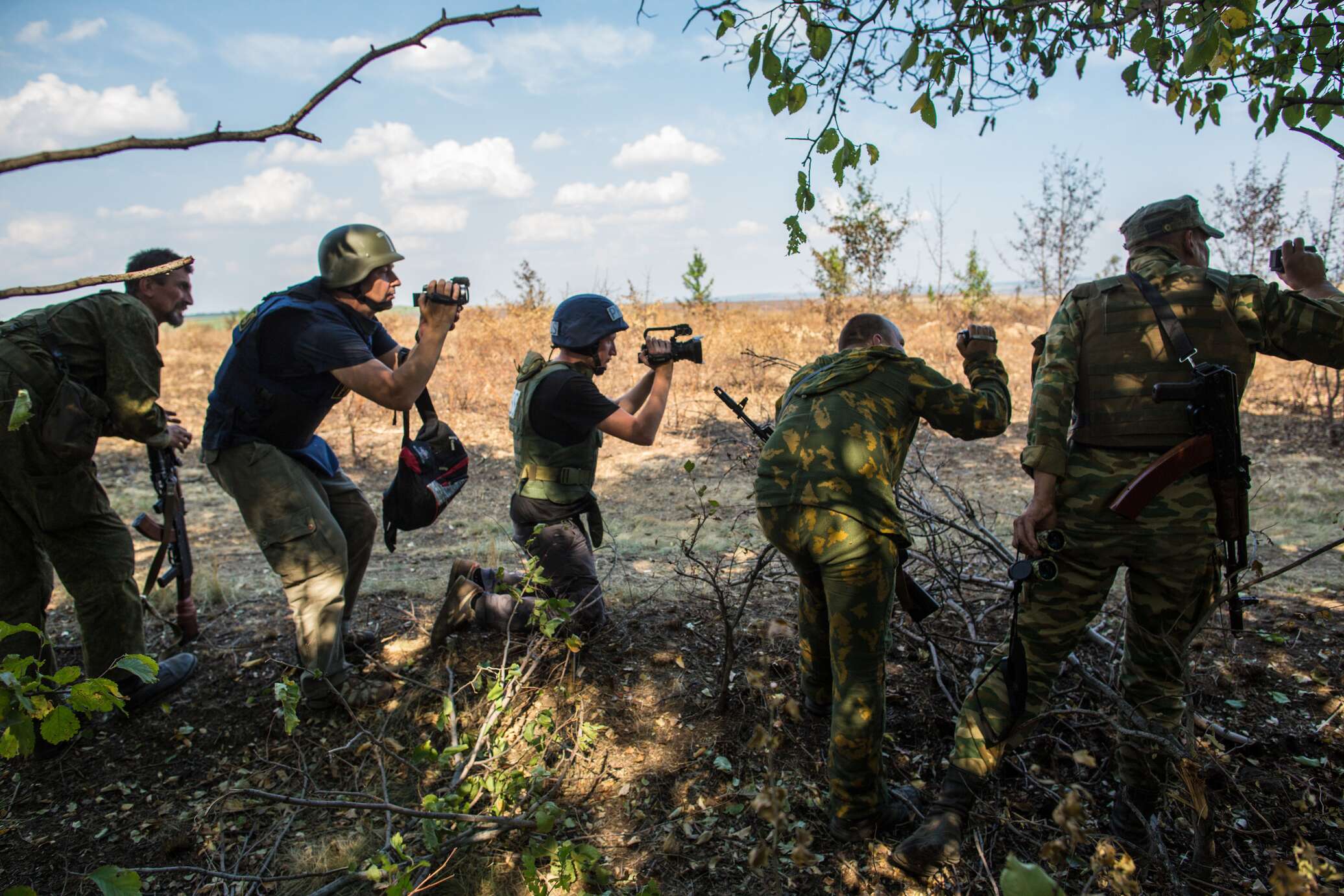 Зона боевых действий. Военный репортаж. Военные журналисты на Донбассе. Военные корреспонденты на Донбассе. Российские военные журналисты.