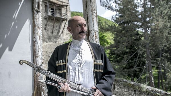 Роль меньшевика Валико Джугели Далась Сослану довольно легко, он говорит, что в кино играть легче, чем на сцене. - Sputnik Южная Осетия