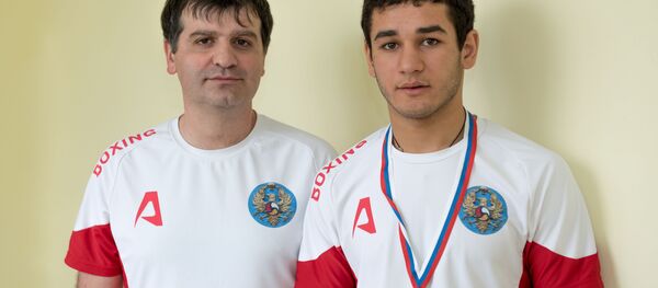 Владислав Кочиев и его тренер Алан Чехоев. - Sputnik Южная Осетия