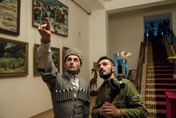 А экспонаты показывали гиды, одетые в одежду, которую в Осетии носили еще сравнительно недавно — меньше века назад. - Sputnik Южная Осетия
