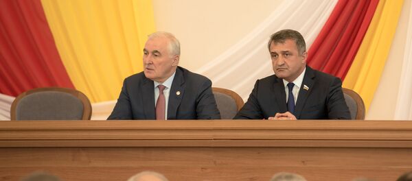Президент РЮО Л.Тибилов и спикер парламента А.Бибилов Президент РЮО Л.Тибилов и спикер парламента А.Бибилов - Sputnik Южная Осетия