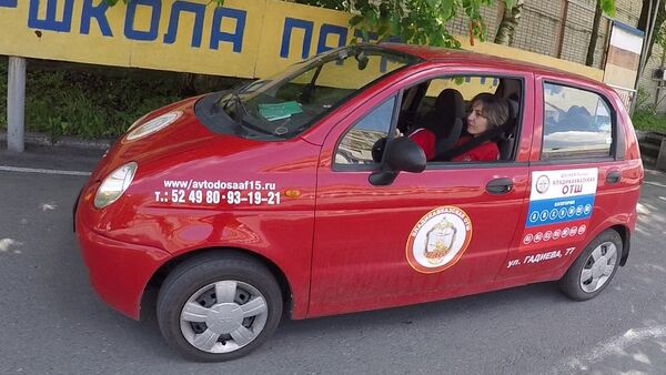 Девушка без рук учится водить автомобиль и рассчитывает получить права - Sputnik Южная Осетия