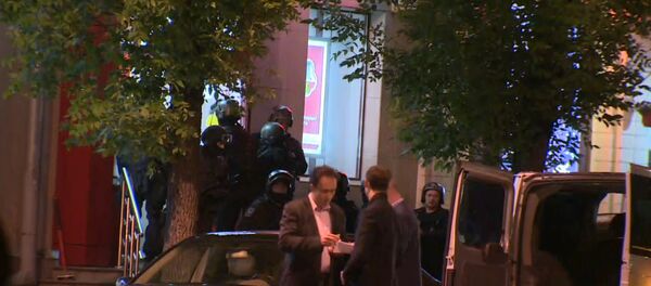 Спецназ ликвидировал налетчика на банк в Москве. Съемка с места ЧП - Sputnik Южная Осетия