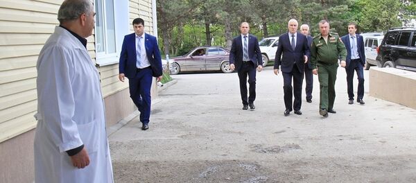 Леонид Тибилов навестил пострадавших в результате ДТП российских военнослужащих Леонид Тибилов навестил пострадавших в результате ДТП российских военнослужащих - Sputnik Южная Осетия