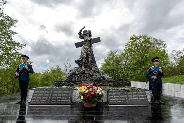 Ежегодно 20 мая в Южной Осетии отмечают День памяти и скорби. В этот день осетинский народ вспоминает леденящую душу картину жестокой расправы над беженцами грузинскими палачами. - Sputnik Южная Осетия