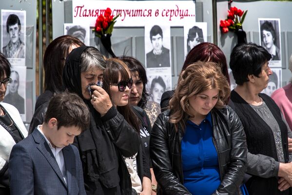 Родные и близкие погибших в тот злосчастный день даже 24 года спустя не могли сдерживать слез. - Sputnik Южная Осетия
