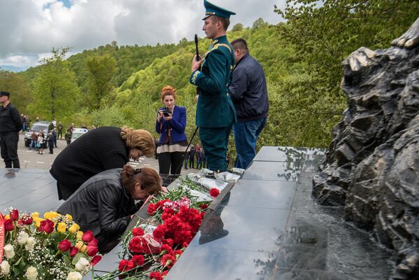 Пришедшие на траурный митинг возложили цветы и венки к памятнику. - Sputnik Южная Осетия