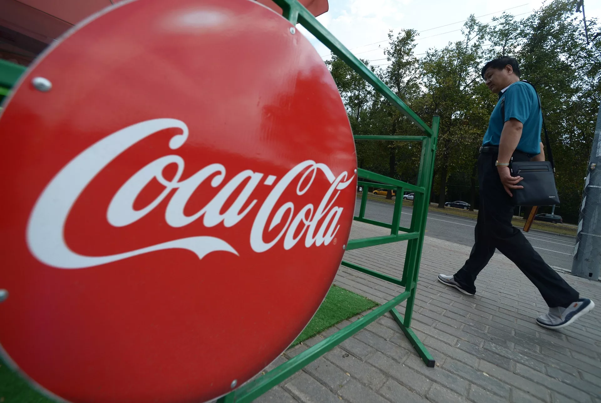 Эмблема компании Coca-Cola. Эмблема компании Coca-Cola. - Sputnik Южная Осетия, 1920, 07.05.2022