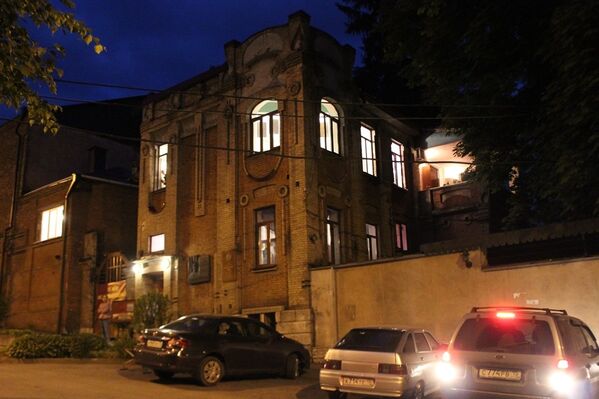 Театральный музей ночью при полном освещении выглядит загадочно. - Sputnik Южная Осетия