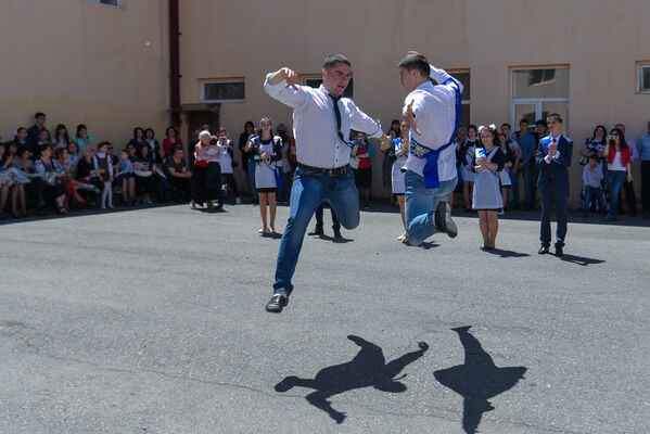 Выпускники танцевали горский танец. - Sputnik Южная Осетия
