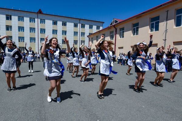 Из них — 368 выпускников столичных школ, в районных школах учебу завершает 121 выпускник. - Sputnik Южная Осетия