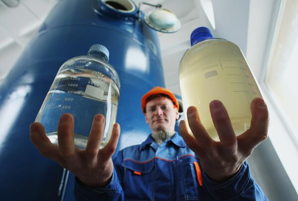 Сотрудник Водоканала демонстрирует воду до и после очистки на станции - Sputnik Южная Осетия