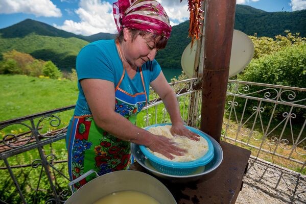 Из десяти литров молока получается головка сыра примерно в 1,5 кг. - Sputnik Южная Осетия