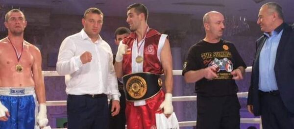 Осетинский боксер Георгий Тиджиев (в центре) Осетинский боксер Георгий Тиджиев (в центре) - Sputnik Южная Осетия