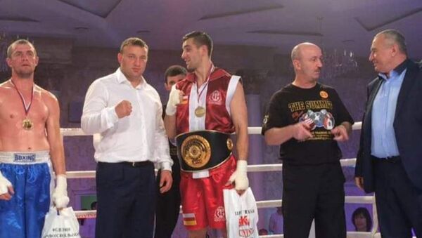 Осетинский боксер Георгий Тиджиев (в центре) - Sputnik Южная Осетия