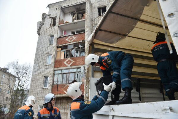 Сотрудники МЧС РФ во время эвакуации жителей и разбора завалов, архивное фото. - Sputnik Южная Осетия