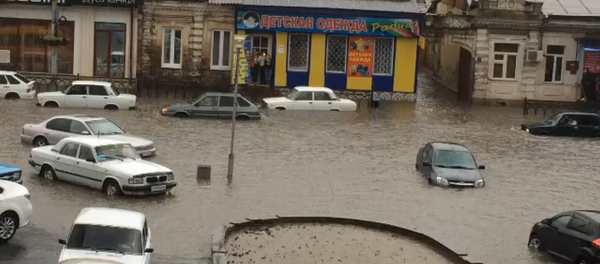 Ливневый дождь во Владикавказе Ливневый дождь во Владикавказе - Sputnik Южная Осетия