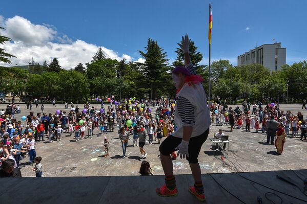 Конкурсами детских рисунков, флэш-мобами, играми и танцами отметили в Цхинвале Международный день защиты детей. - Sputnik Южная Осетия