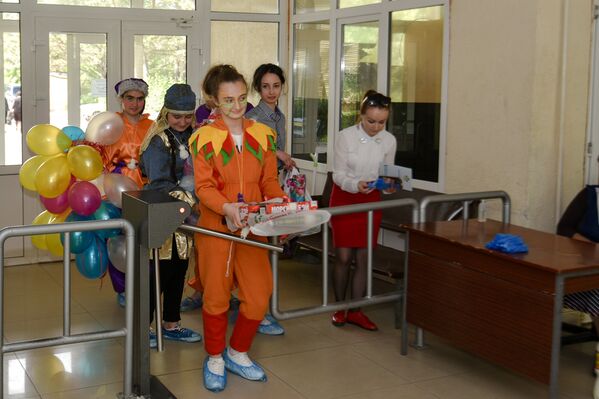Детей, которые проходят лечение и не могли попасть на праздник, навестили в больнице. - Sputnik Южная Осетия