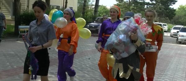 Акция Улыбка друга для маленьких пациентов больницы в Цхинвале Акция Улыбка друга для маленьких пациентов больницы в Цхинвале - Sputnik Южная Осетия