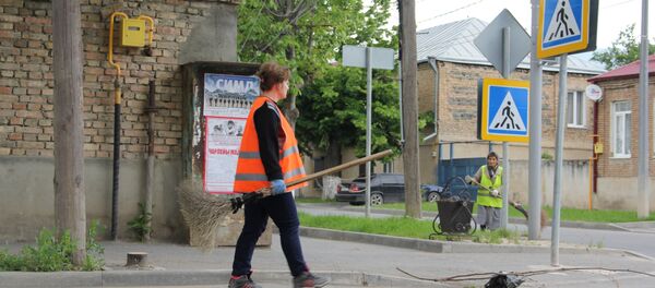 Дворники убирают улицы Цхинвала. Дворники убирают улицы Цхинвала. - Sputnik Южная Осетия