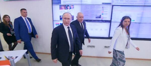 Путину в МИА Россия сегодня показали, как работает радиостанция Sputnik Путину в МИА Россия сегодня показали, как работает радиостанция Sputnik - Sputnik Южная Осетия