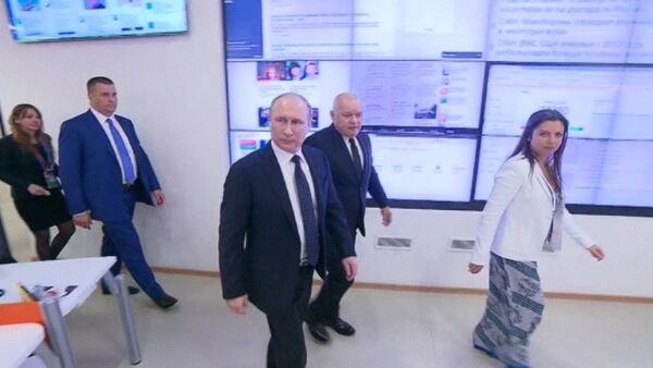 Путину в МИА Россия сегодня показали, как работает радиостанция Sputnik - Sputnik Южная Осетия