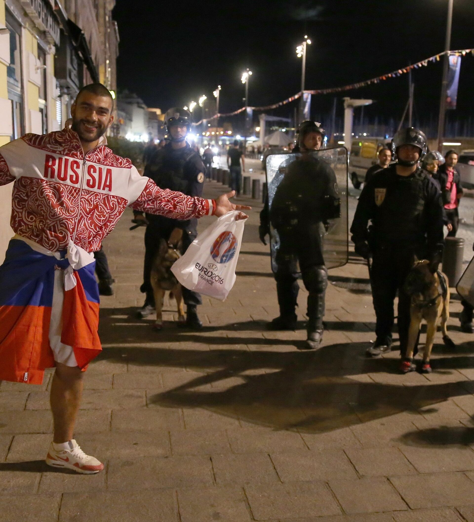 Русские футбольные хулиганы во Франции. День россии страшный