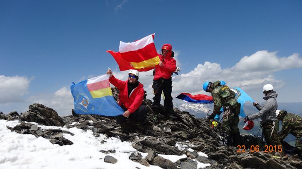 Спасатели Северной и Южной Осетии на вершине Зикара - Sputnik Южная Осетия