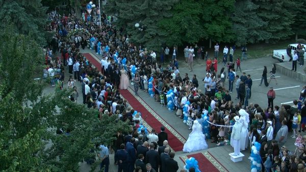 Выпускников приветствовали на Красной дорожке в Цхинвале Выпускников приветствовали на Красной дорожке в Цхинвале - Sputnik Южная Осетия