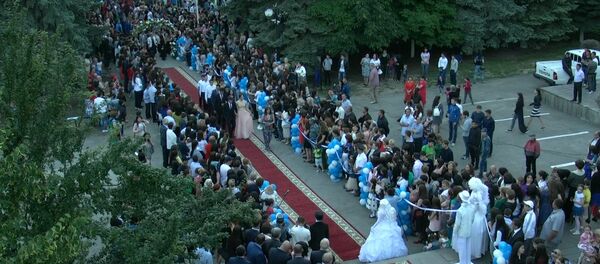 Выпускников приветствовали на Красной дорожке в Цхинвале Выпускников приветствовали на Красной дорожке в Цхинвале - Sputnik Хуссар Ирыстон