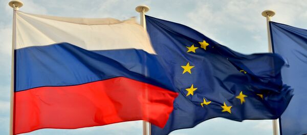 Флаги России, ЕС, Франции и герб Ниццы на набережной Ниццы Флаги России, ЕС, Франции и герб Ниццы на набережной Ниццы - Sputnik Южная Осетия