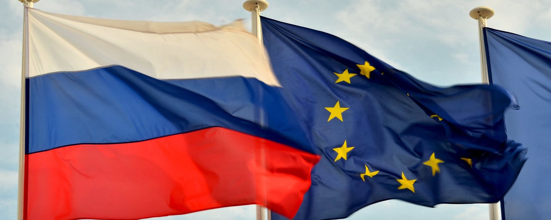 Флаги России, ЕС, Франции и герб Ниццы на набережной Ниццы - Sputnik Южная Осетия, 1920, 24.10.2026