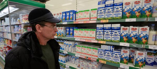 Мужчина в одном из супермаркетов в Москве - Sputnik Южная Осетия