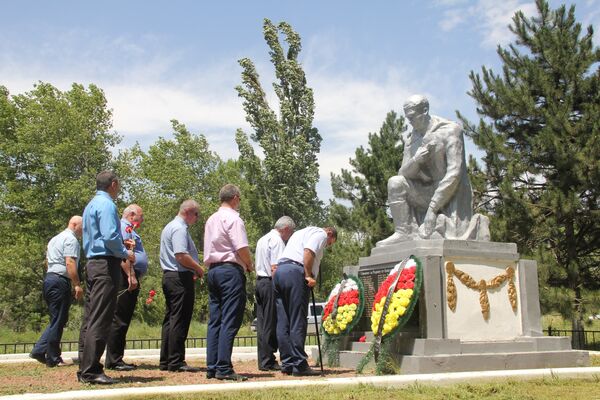 Сотрудники КГБ возложили цветы к памятнику в селе Авнев - Sputnik Южная Осетия