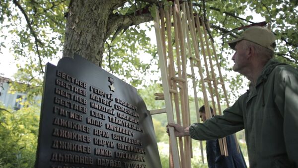 Историю о 18 косарях, ушедших на фронт, увековечили в мемориале - Sputnik Южная Осетия