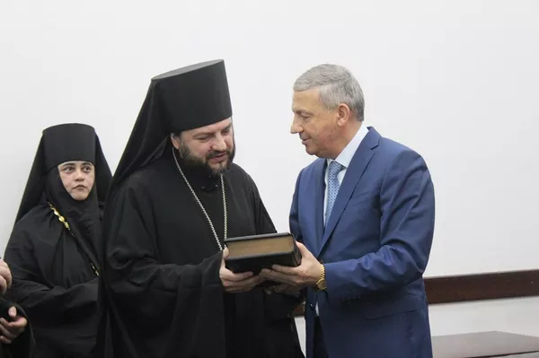 Новый епископ Владикавказский и Аланский Леонид (Горбачев) и врио главы РСО-А Вячеслав Битаров Новый епископ Владикавказский и Аланский Леонид (Горбачев) и врио главы РСО-А Вячеслав Битаров - Sputnik Южная Осетия