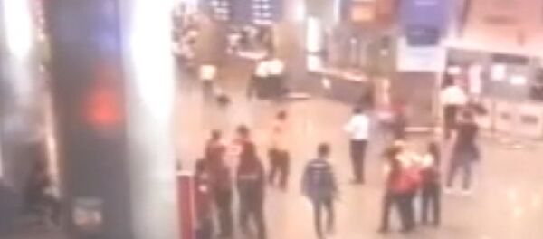 Взрывы в аэропорту Стамбула. Съемка камер слежения. Взрывы в аэропорту Стамбула. Съемка камер слежения. - Sputnik Южная Осетия