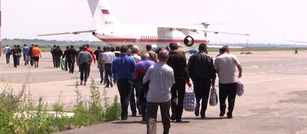 Граждан Армении, застрявших на Военно-Грузинской дороге, отправили бортом МЧС Граждан Армении, застрявших на Военно-Грузинской дороге, отправили бортом МЧС - Sputnik Южная Осетия
