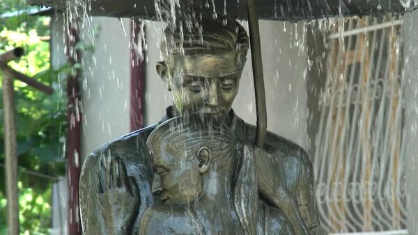 В Цхинвале запустили фонтан Влюбленные под зонтом - Sputnik Южная Осетия