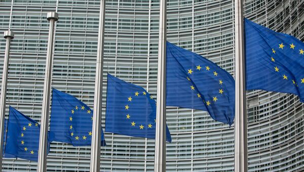 Флаги возле штаб-квартиры Европейской комиссии в Брюсселе - Sputnik Южная Осетия