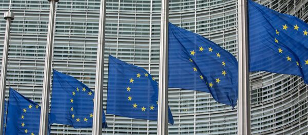 Флаги возле штаб-квартиры Европейской комиссии в Брюсселе - Sputnik Южная Осетия