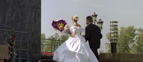 Молодожены у мемориала на Поклонной горе Молодожены у мемориала на Поклонной горе - Sputnik Южная Осетия